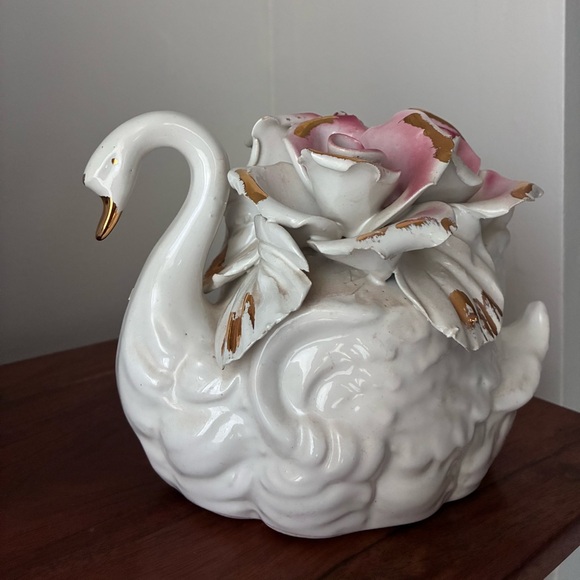 Capodimonte made in ItalyWhite Porcelain Swanwith Pink Rose Accent